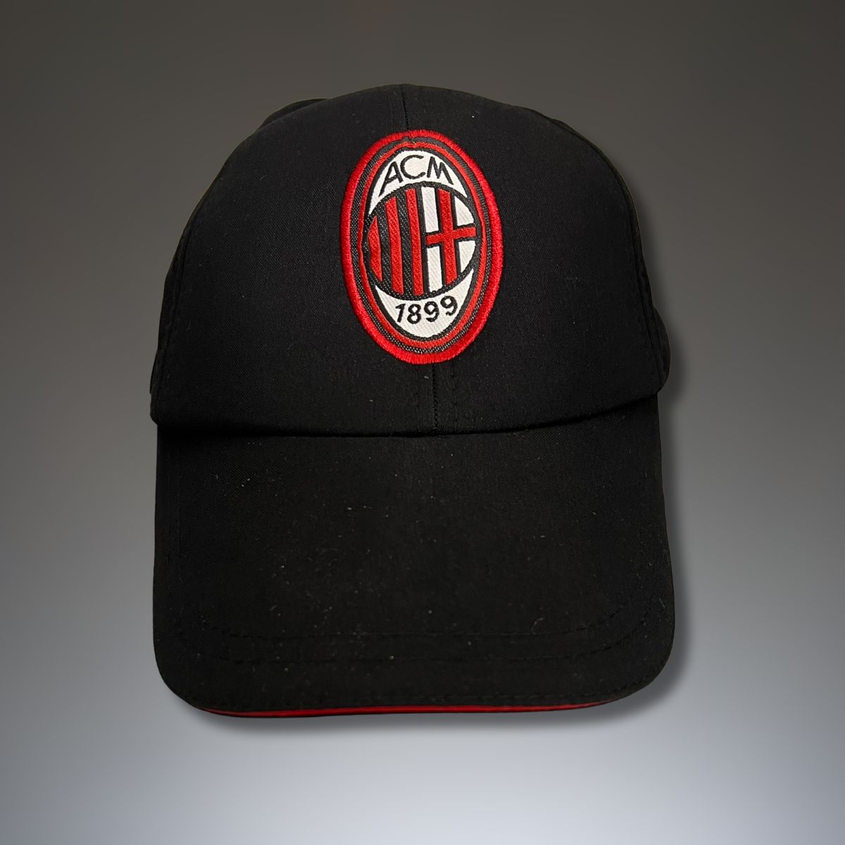 Kapa z grbom Milan, črna