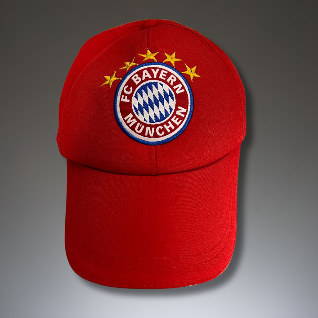 kapa z grbom Bayern Munich, rdeča