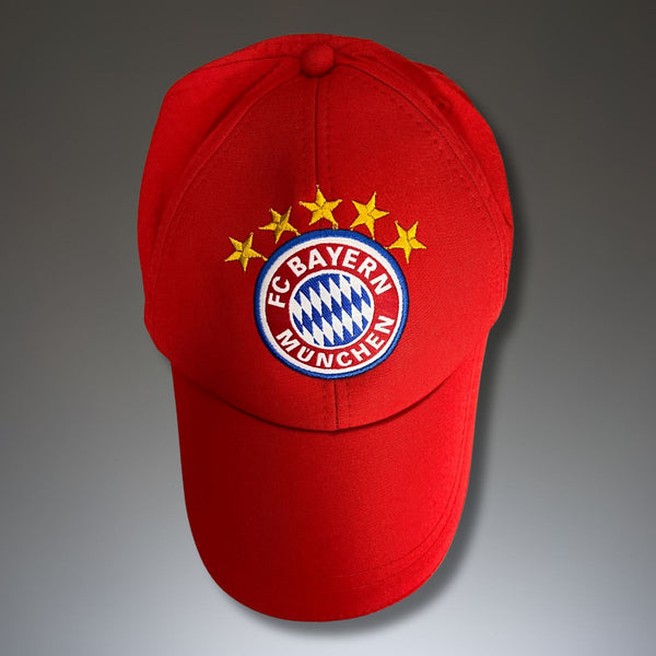 kapa z grbom Bayern Munich, rdeča
